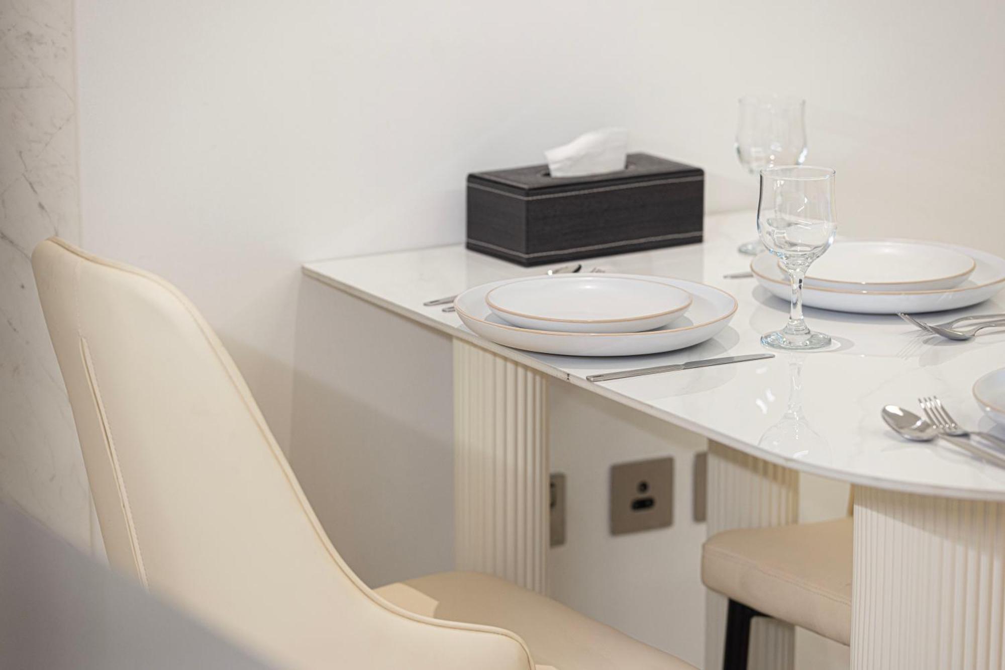 Apartment Luxurious New Studio! 2 Double Beds! Sleek Design & High-end Amenities In Downtown