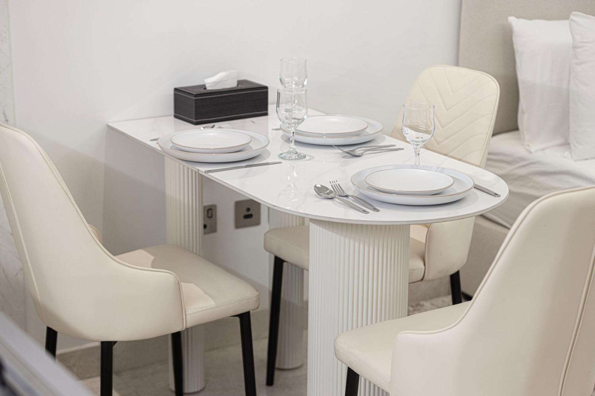 Luxurious New Studio! 2 Double Beds! Sleek Design & High-end Amenities In Downtown Apartment Dubai